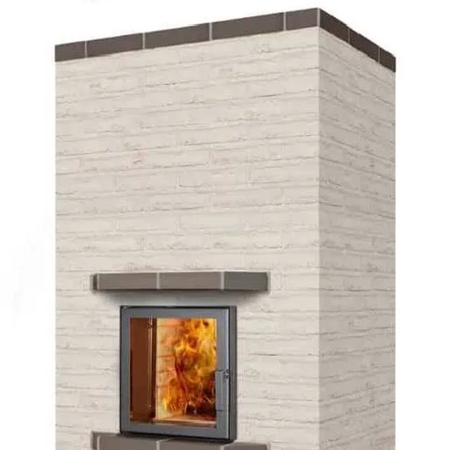 Poêle de masse en brique claire, porte vitrée, rendu de studio